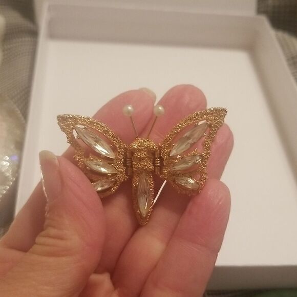 vintage goldtone butterfly broach/pin Estate sale find - Picture 3 of 10